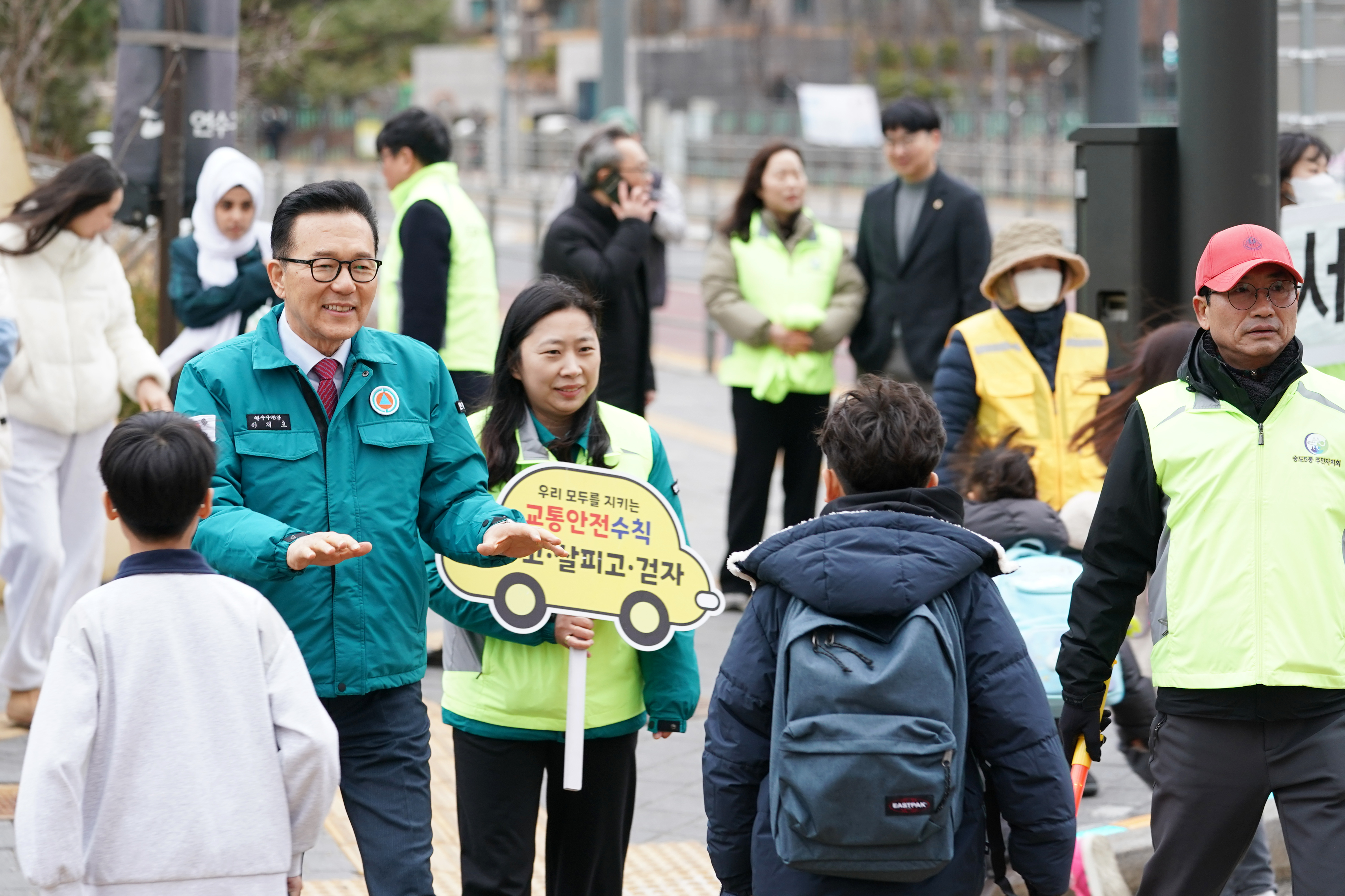 연수구 송도5동 주민자치회는 지난 3일 개학 시기를 맞아 미송초등학교 사거리에서 학생들의 안전한 통학로 조성을 위한 송도5동 교통안전 캠페인을 실시했다